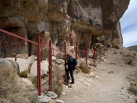 Absperrgitter vor den Cuevas de las Manos