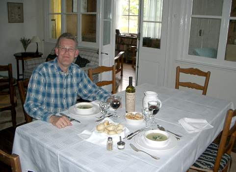 Michael und die Vorspeise im Esszimmer