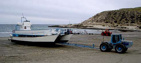 Unser Boot mit Traktor