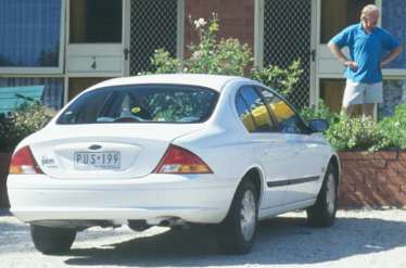 Falcon vor Motel in Wahgunya