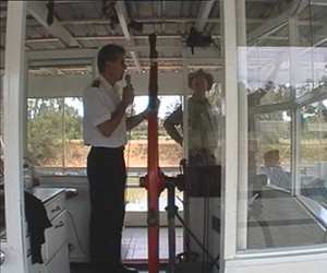 Kapitän mit Mikro und Steuerrad