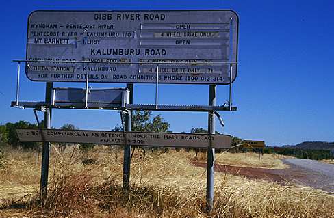Road Report auf Schild am Anfang der Straße
