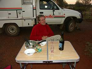 Michael und der Camper bei Sonnenuntergang