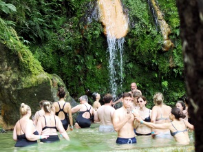 Drängelei unterm Wasserfall