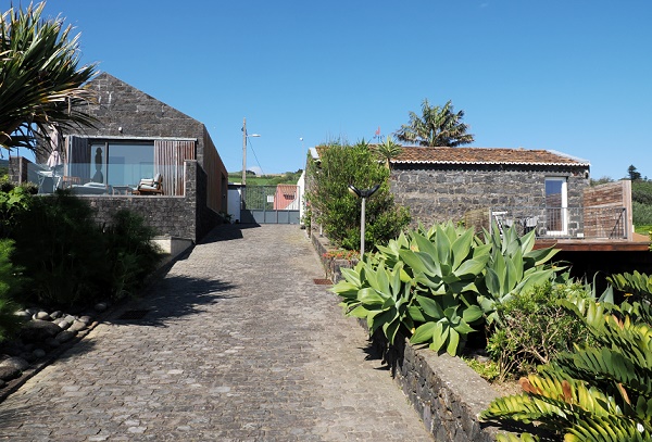 Eingang und zwei Häuser