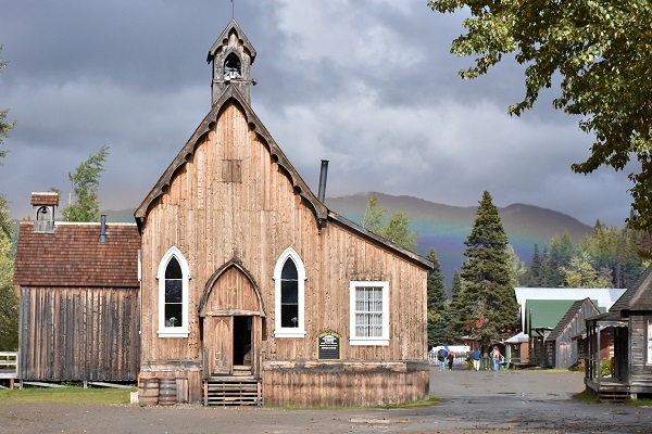 Kirche mit regenbogen