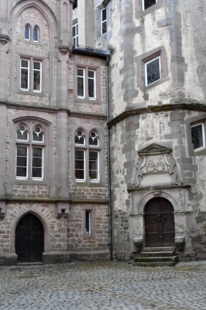 Innenhof mit Portal