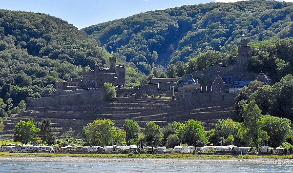 Camping mit Burgblick