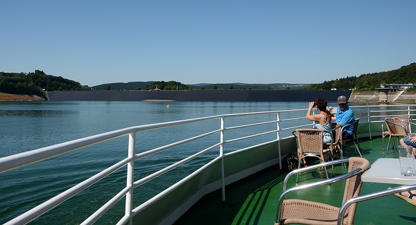 Schiff vor Staumauer