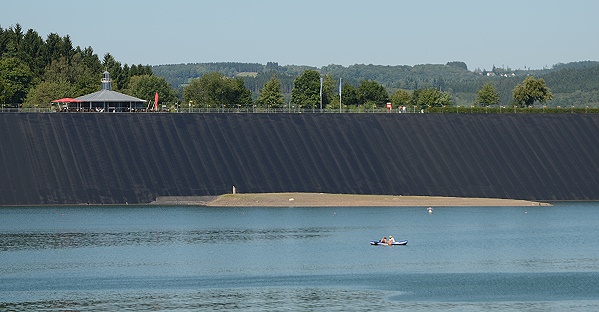 Staumauer mit Restaurant