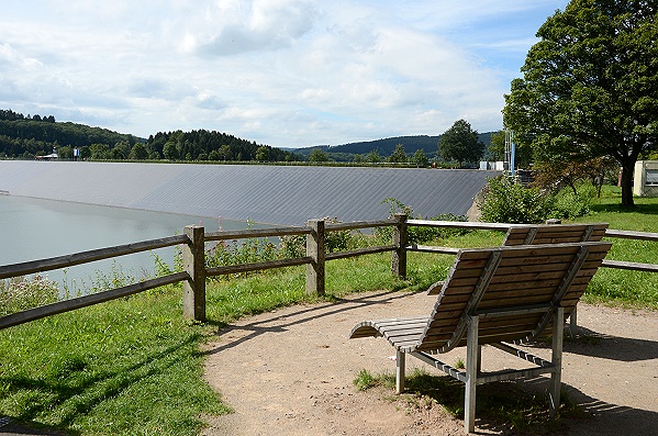 Ruhebank an der Staumauer