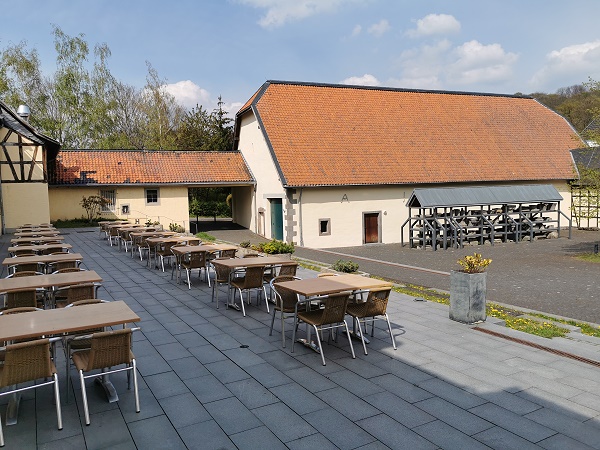 Sonnenterrasse mit Zehntscheune und Lapidarium