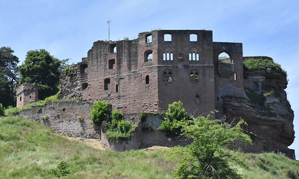 Burg vom Dorf
