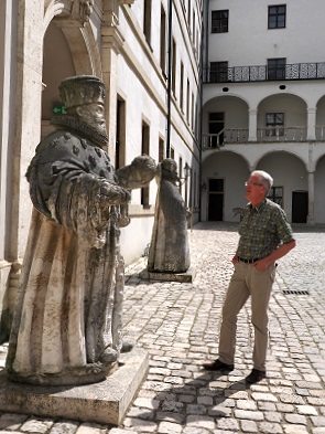 Michael mit Statue