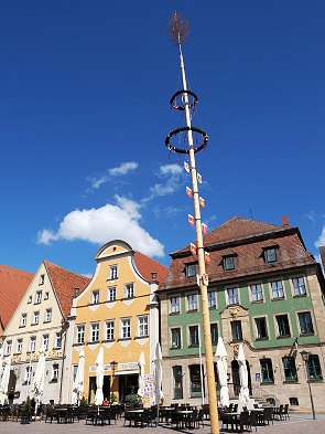Holzmarkt mit Maibaum