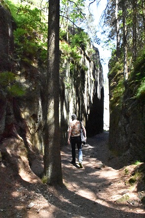 Felspalte zum Steinbruch