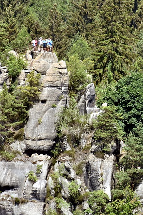 Menschen auf Aussichtsplattform