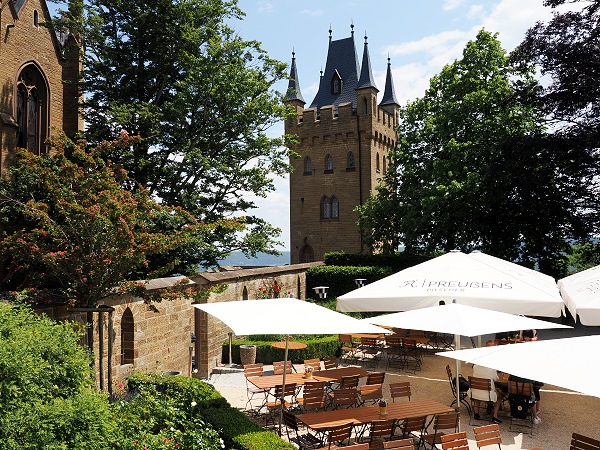 Innenhof mit Biergarten