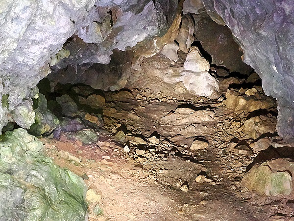 Kleine Karsthöhle