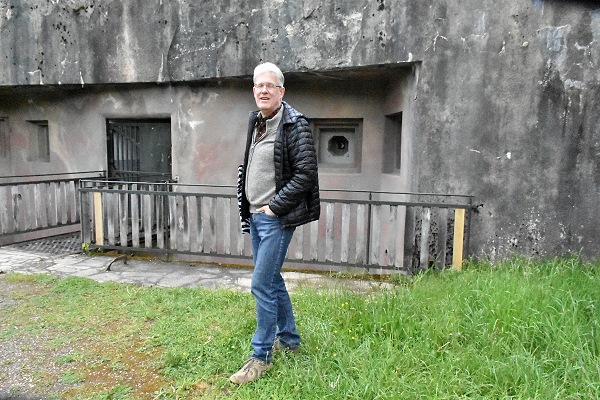 Michael vor Personeneingang