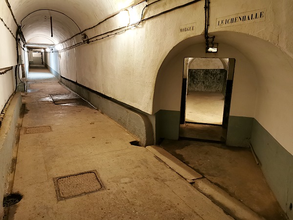 Gang und Leichenhalle