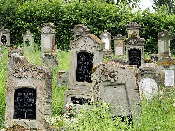 Zurück über den Friedhof