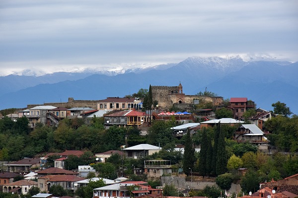 Stadt mit Kaukasus