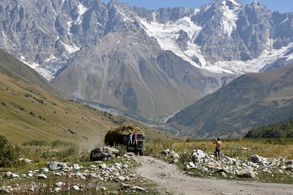 Gebirgstal mit Heulaster GAZ 66