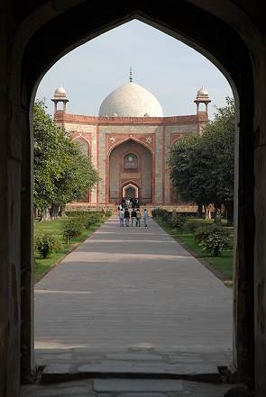 Blick durchs erste Tor