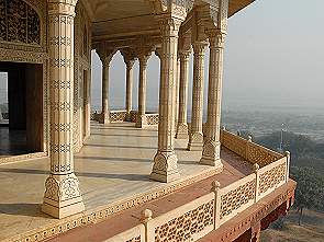 Geschmückte Statuen im Jaintempel