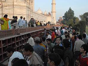 Gedrängel um die Schuhe