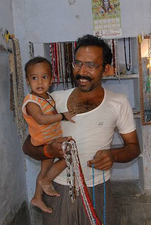 Er stellt Ketten und Borten her