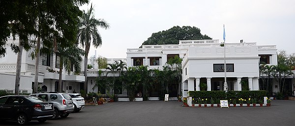 Rezeption und Restaurant-Anbau links