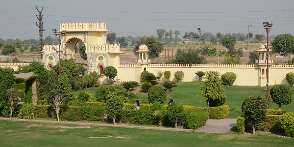 Garten mit Eingangstor