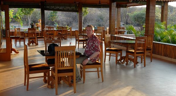 Michael vor der Rezeption