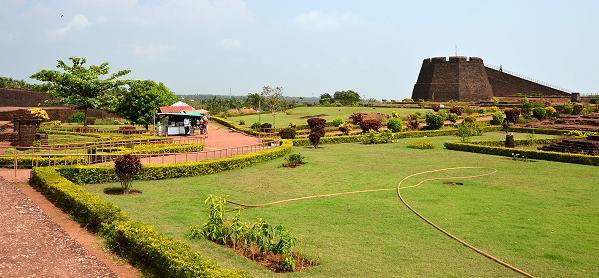 Aussichtsturm mit Grün