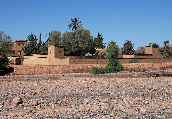 Flussbett und Kasbah