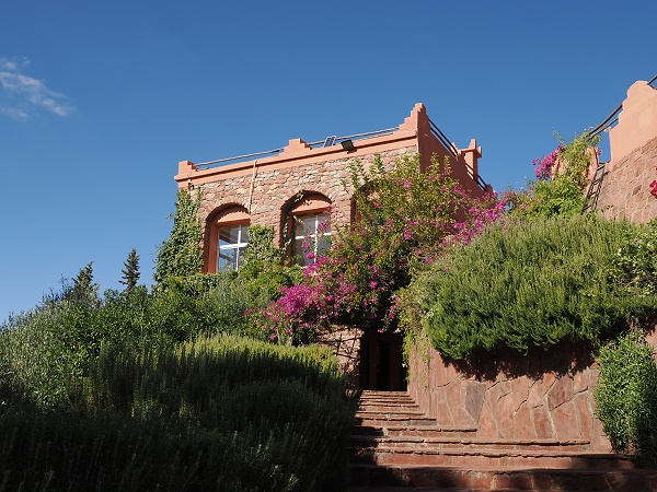 Das Hotel vom Parkplatz aus
