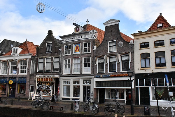 Häuser an einer Gracht