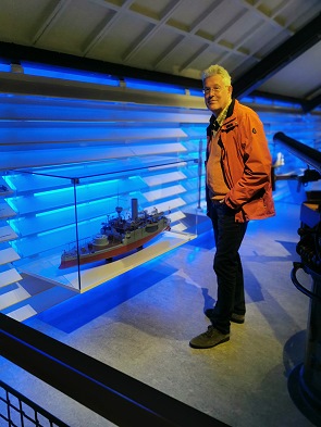 Michael in der Ausstellung