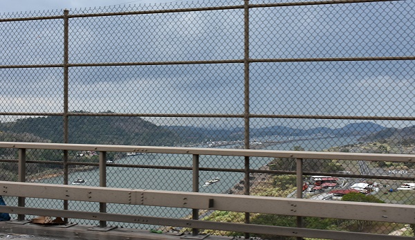 Fahrt auf der Brücke