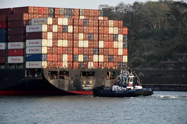 Containerschiff im Abendlicht