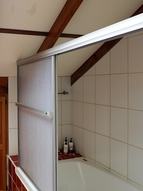 Dusche und Badewanne