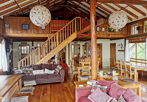 Hauptraum mit Zugang zu den Zimmern