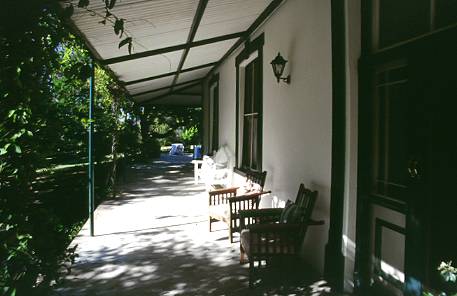 Schattige Sitzplätze vor den Zimmern