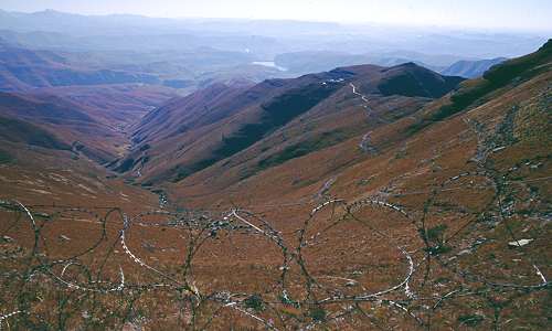 Blick vom Aufstieg am Zigzag ins Tal, mit Absperr-Stacheldraht