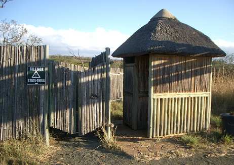 Eingang zum Hide am Wasserloch