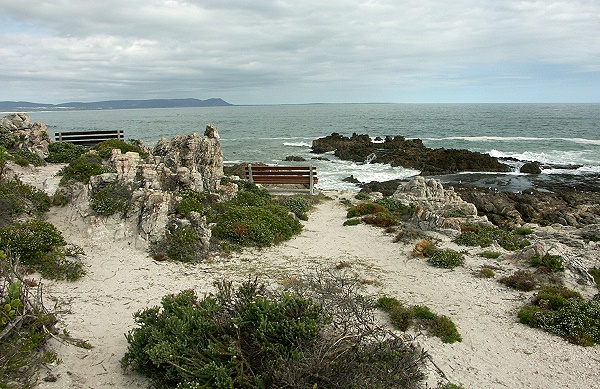 Bänke am Klippenpfad