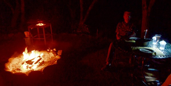 Stockdunkel mit Feuer