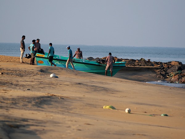 Boot wird zum Wasser geschoben